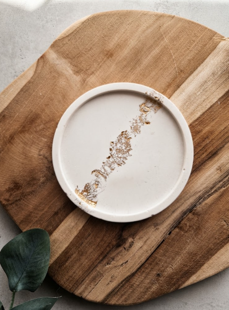 Handgemaakt Wit Schaaltje met subtiele Goudvlokjes - DIA 11cm