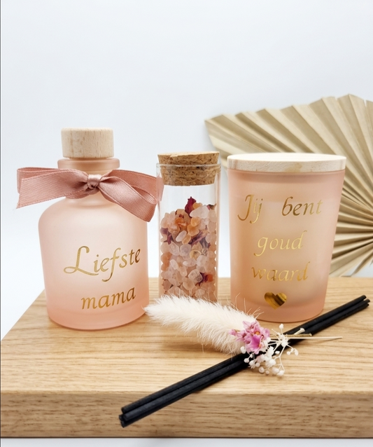 Luxe roze giftset voor Moederdag met een geurkaars 'Jij bent goud waard' en een diffuser van LOVI studio.