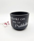 Mat zwart stenen potje met witte tekst 'Bedankt om mij te prikkelen', ideaal als origineel cadeau voor een meester of juf.