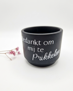 Mat zwart stenen potje met witte tekst 'Bedankt om mij te prikkelen', ideaal als origineel cadeau voor een meester of juf.