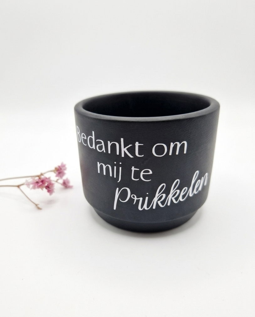 Mat zwart stenen potje met witte tekst 'Bedankt om mij te prikkelen', ideaal als origineel cadeau voor een meester of juf.