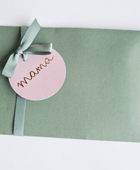 Groene enveloppe met rond kaartje mama in het goud
