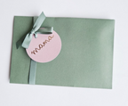 Groene enveloppe met rond kaartje mama in het goud