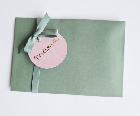Groene enveloppe met rond kaartje mama in het goud