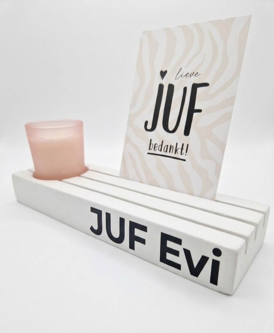 Witte kaartenhouder gepersonaliseerd met de naam Juf Evi, met daarin de kaart Lieve Juf Bedankt en een roze kaarsje.