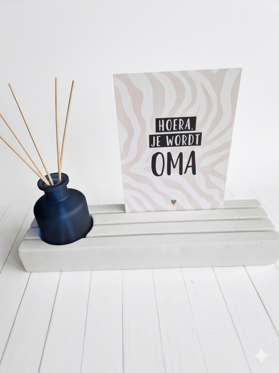 witte kaarthouder met wenskaart Hoera je wordt Oma met blauwe geurstokjes
