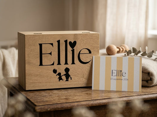 Houte kistje met het opschrift Ellie en schattige kleutertjes met een ballon met daarnaast het originele geboortekaartje 