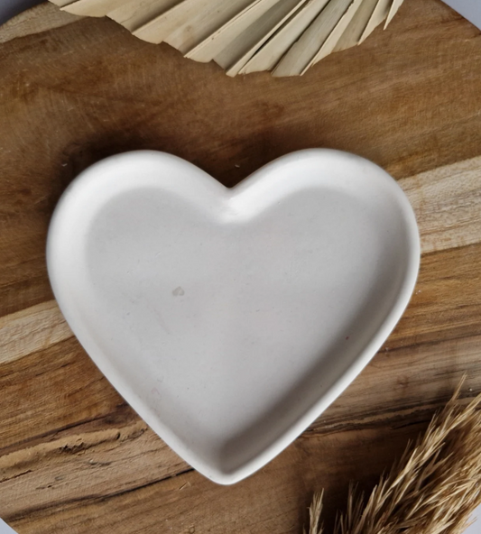 Jesmonite hart in het gebroken wit gepresenteerd op een houten plankje met pampas