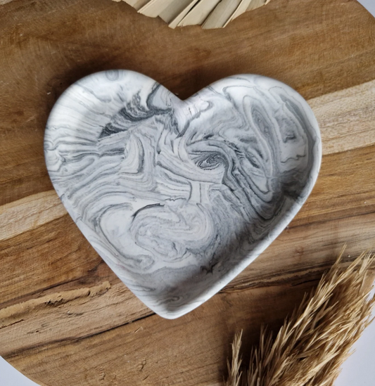 Hatjes schaaltje in het marble grey op een houten plateau met pampas