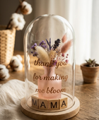 Glazen stolp met droogbloemen en gouden quote – gepersonaliseerd Moederdag cadeau van LOVI Studio