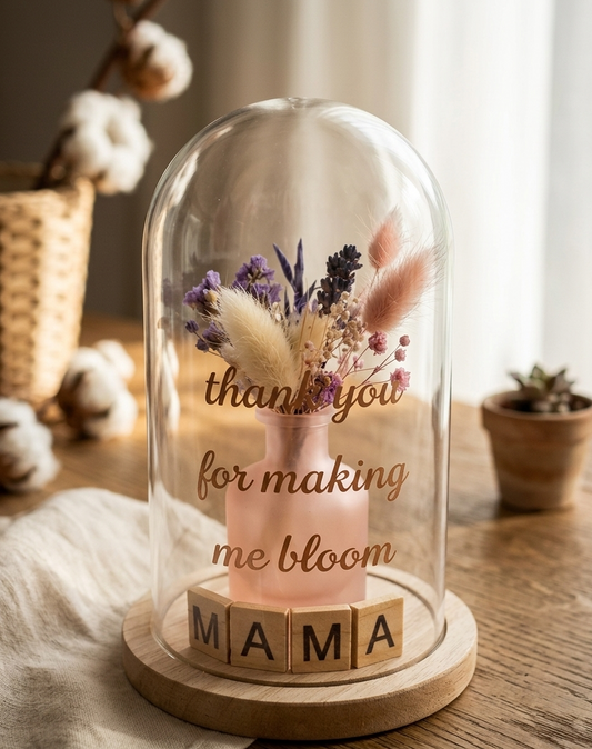Glazen stolp met droogbloemen en gouden quote – gepersonaliseerd Moederdag cadeau van LOVI Studio