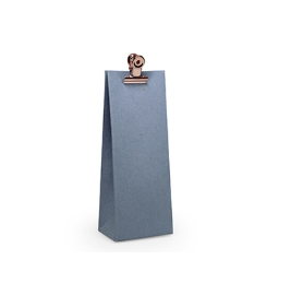 Een stijlvol grijsblauw papieren bedankzakje afgewerkt met een luxe koperen knijper.
