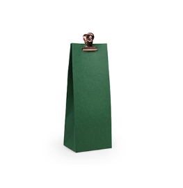 Een diep bosgroen papieren cadeautasje met een glanzende koperen clip.