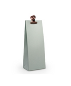 Een minimalistisch saliegroen papieren geschenkzakje met een koperkleurige metalen clip als sluiting.
