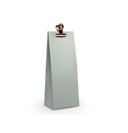 Een minimalistisch saliegroen papieren geschenkzakje met een koperkleurige metalen clip als sluiting.