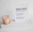 Cadeauset voor mama: een witte kaartenhouder met een 'ma-ma definitie' kaart en een roze waxinelichtje in een mat glas.