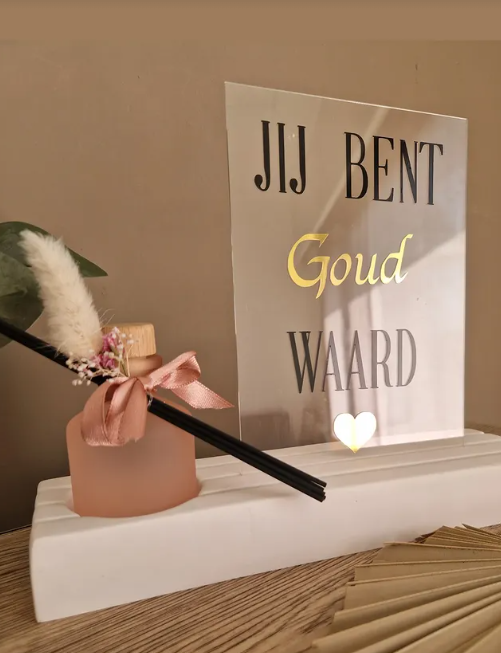 Giftset Jij bent Goud Waard – Acrylplaat, Kaarthouder & Geurverrassing