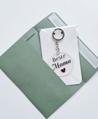 Sleutelhanger verpakt geprestenteerd in een groene enveloppe