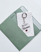 Sleutelhanger verpakt geprestenteerd in een groene enveloppe