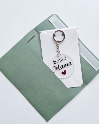 Sleutelhanger verpakt geprestenteerd in een groene enveloppe