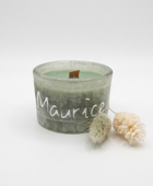 Groene-stone-candle met de naam Maurice bedrukt in wit vinyl en gepresenteerd met  droogbloemen