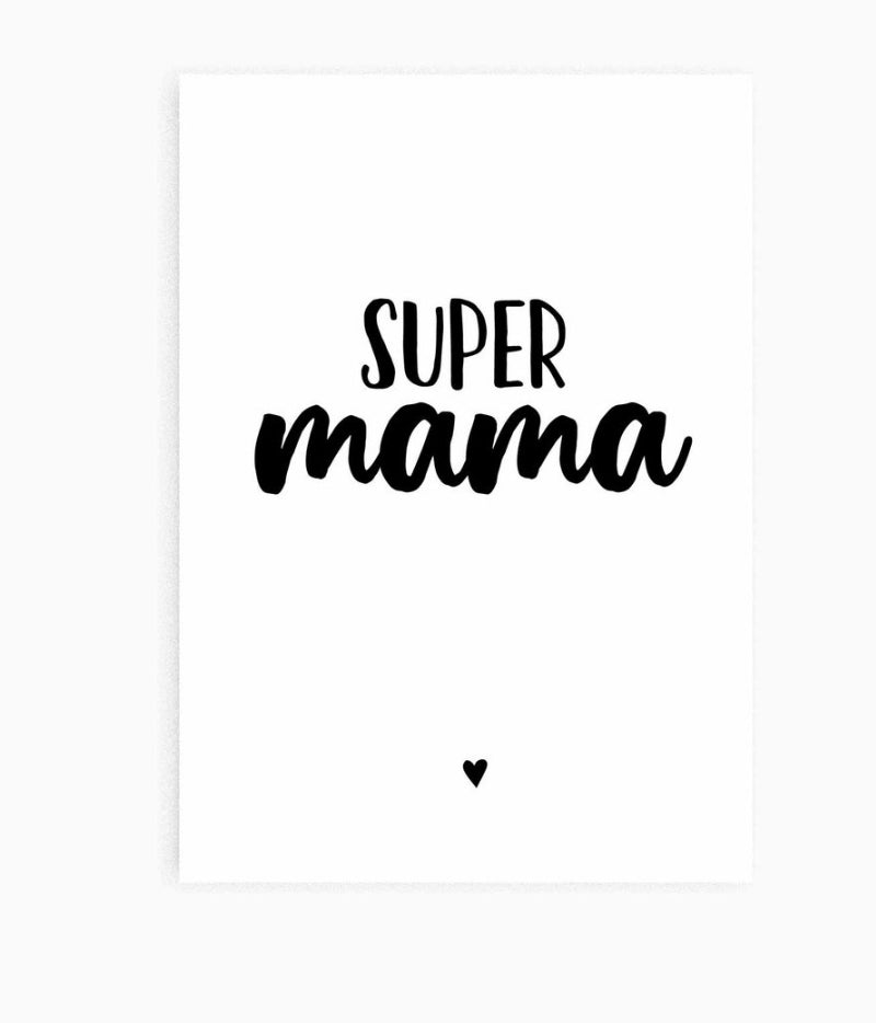 Witte kaart met zwart opschrift Super Mama met hartje op witte achtergrond