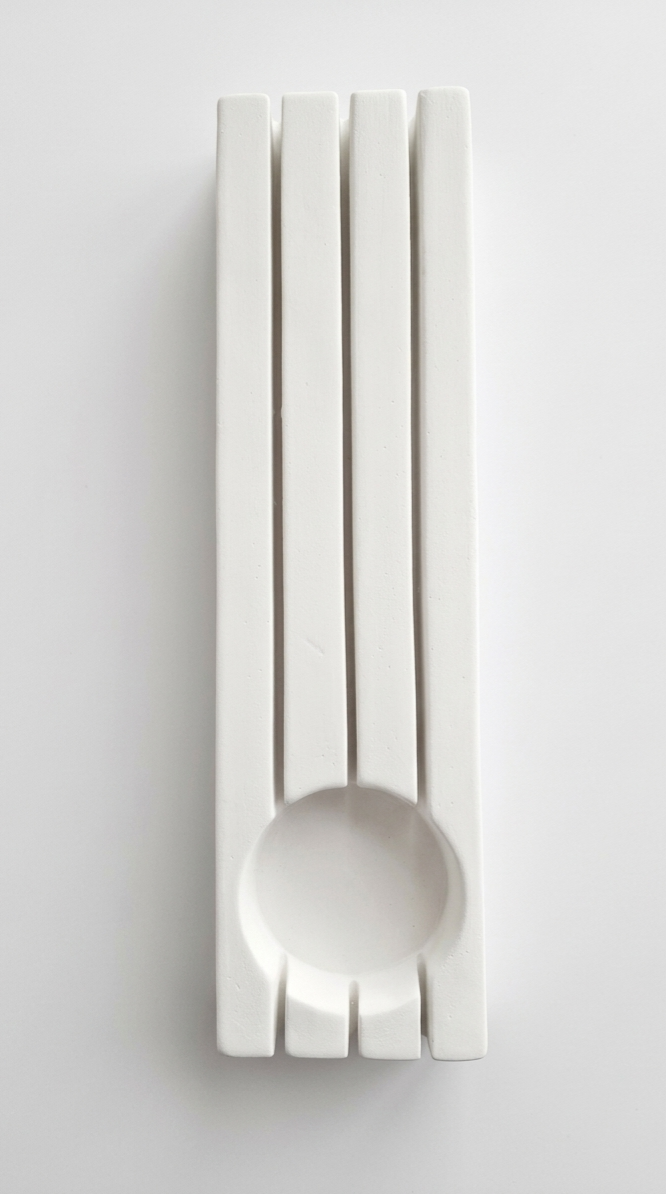 Bovenaanzicht van een strakke, witte kaartenhouder met vier gleuven en een rond bakje voor decoratie op een witte ondergrond.