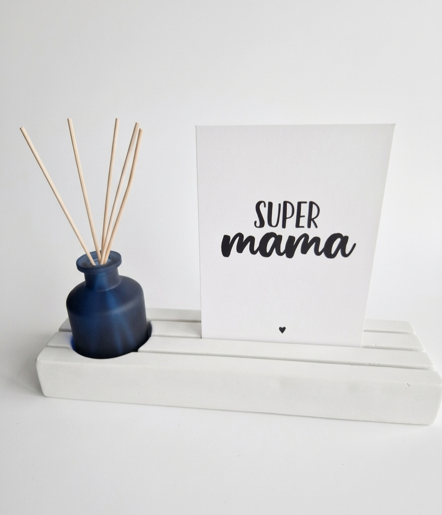 Witte kaarthouder met weit wenskaartje Super mama met blauw geurflesje