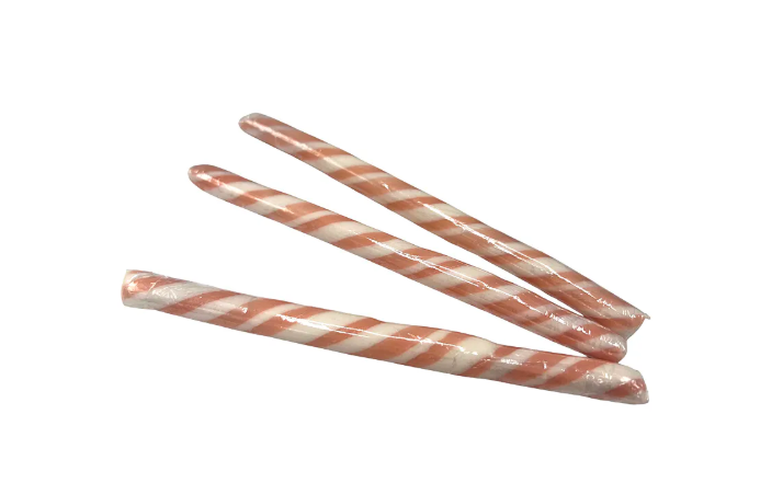 Assortiment van 20 gestreepte artisanale zuurstokken in verschillende kleuren zoals groen, geel, oranje en paars.