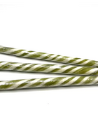 Assortiment van 20 gestreepte artisanale zuurstokken in verschillende kleuren zoals groen, geel, oranje en paars.