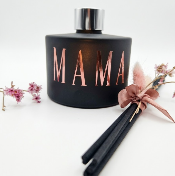 Luxe mat zwarte geurstokjes met rose gouden tekst MAMA en droogbloemen van LOVI studio.