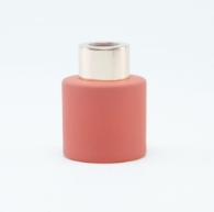 kleurrijke glazen geurverspreiders met houten en gouden doppen van LOVI studio.