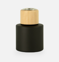 kleurrijke glazen geurverspreiders met houten en gouden doppen van LOVI studio.