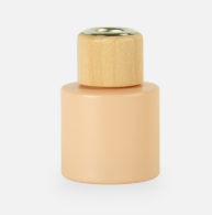 kleurrijke glazen geurverspreiders met houten en gouden doppen van LOVI studio.