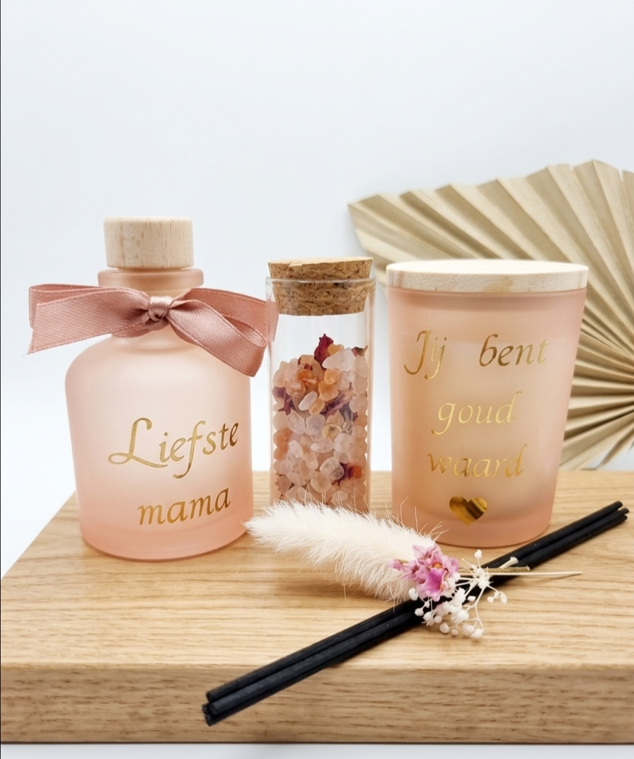 Luxe roze giftset voor Moederdag met een geurkaars 'Jij bent goud waard' en een diffuser van LOVI studio.