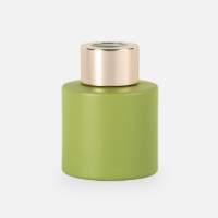 kleurrijke glazen geurverspreiders met houten en gouden doppen van LOVI studio.