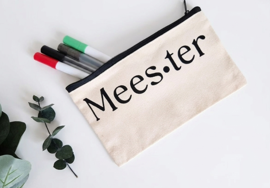 Beige canvas pennenzak met zwarte rits en 'Meester' opdruk — cadeau voor de meester